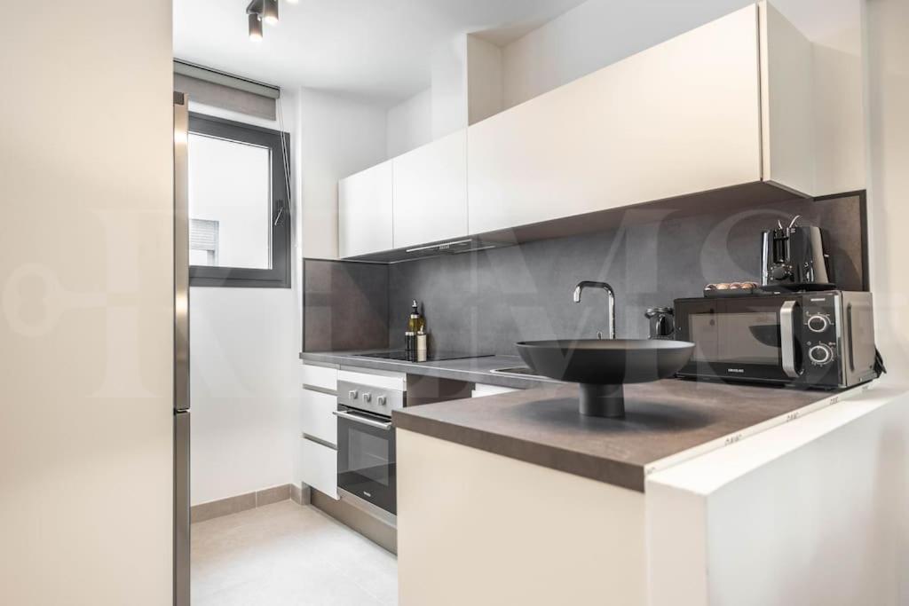 Modern Apartment With Patio & Parking By Rems Малага Екстер'єр фото