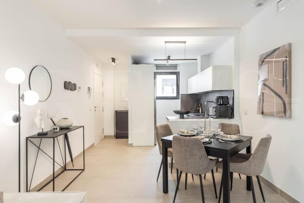 Modern Apartment With Patio & Parking By Rems Малага Екстер'єр фото