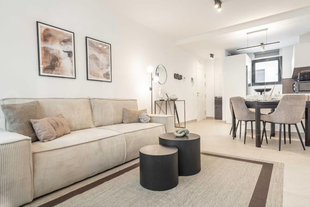 Modern Apartment With Patio & Parking By Rems Малага Екстер'єр фото