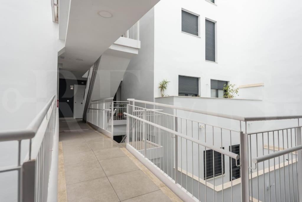 Modern Apartment With Patio & Parking By Rems Малага Екстер'єр фото